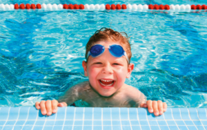 Kind am Rand eines Schwimmbeckens