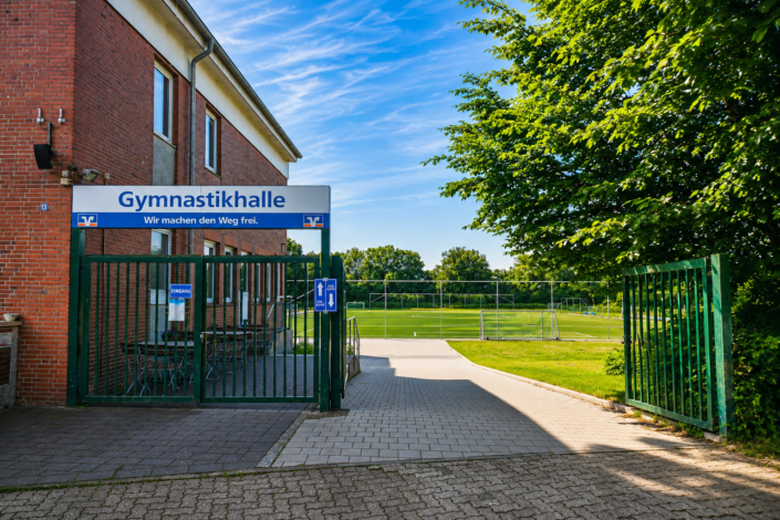 Sportanlage des Sport-Club Pinneberg mit Gymnastikhalle und Kunstrasenplatz in Pinneberg Blick auf die Gymnastikhalle und den Kunstrasenplatz des Sport-Club Pinneberg an der Raa. Die moderne Sportanlage bietet vielfältige Sport-, Fitness- und Gesundheitsangebote für Kinder, Jugendliche, Erwachsene und Senioren.